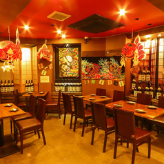 【店舗貸切|最大80名様】店内には鮮やかな「金魚ねぶた」が飾られるなど、見渡すかぎり青森の魅力が散りばめられた非日常空間が広がります。会社宴会をはじめ、同窓会や打ち上げなど、多彩なシーンに最適。周囲を気にせずゆったりとくつろげる大型宴会をご希望の幹事様は、ぜひお気軽にご相談ください。