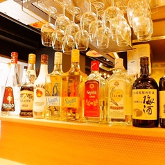カウンターに並べられたお酒♪ビールはもちろん、様々なドリンクをそろえております。蒲田で宴会ならHanoi　Bar（ハノイ　バー）　ー！(蒲田/アジアン/ベトナム/エスニック/ビアホール/居酒屋/ビール/宴会/ランチ)