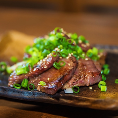 肉厚ジューシー！旨味凝縮の炭火焼き牛タンの写真