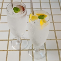 飲み放題や、お昼のハッピーアワーも！