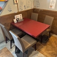 広々とした店内には、ご友人同士でのお食事、女子会などにもおすすめの4人掛けテーブル席をご用意しております。リラックスできる和やかな空間で、当店のおいしい料理と共に会話も弾んで楽しい時間を過ごせます。気心知れたお仲間との大切なひとときに、ぜひご利用ください。笑顔あふれるひとときをお手伝いいたします。