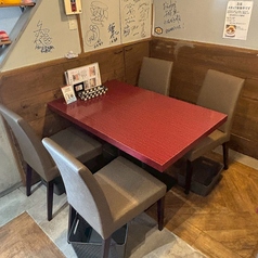 広々とした店内には、ご友人同士でのお食事、女子会などにもおすすめの4人掛けテーブル席をご用意しております。リラックスできる和やかな空間で、当店のおいしい料理と共に会話も弾んで楽しい時間を過ごせます。気心知れたお仲間との大切なひとときに、ぜひご利用ください。笑顔あふれるひとときをお手伝いいたします。