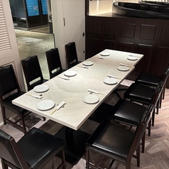 8~10名様までご利用可能なお席。オープンキッチンの正面なのでライブ感があります