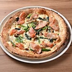 サーモンとほうれん草のクリームピッツァ