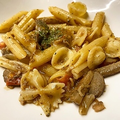 ハーブ香る　ムール貝と春野菜のアンチョビバターショートパスタ