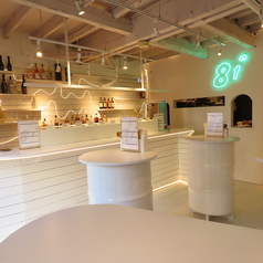 【立ち飲みテーブル席 2～3名様】気軽に友達と楽しいひとときを過ごすのに最適な空間です。英会話を学んでいる方や海外での経験を持つ人たちとも、気軽に交流できるチャンスが広がります♪