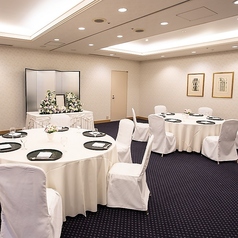 最大15名様までの円卓会食に対応する少人数向けの宴会場。写真は祭壇を設えた法要席の一例です。お料理は和食・洋食・和洋折衷からお選びいただけます。バリアフリー対応で、ご年配の方も安心。お子様用イスやベビーベッドもご用意しており、ご家族での会食や法要後のお集まりにもゆったりとご利用いただけます。