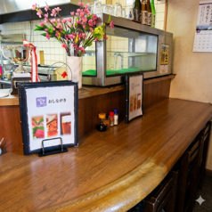 カウンターテーブルは温かみのある木材。1人でも気軽に利用できるカウンター席。ちょっと飲みたいなという気分の時にも入りやすいです。