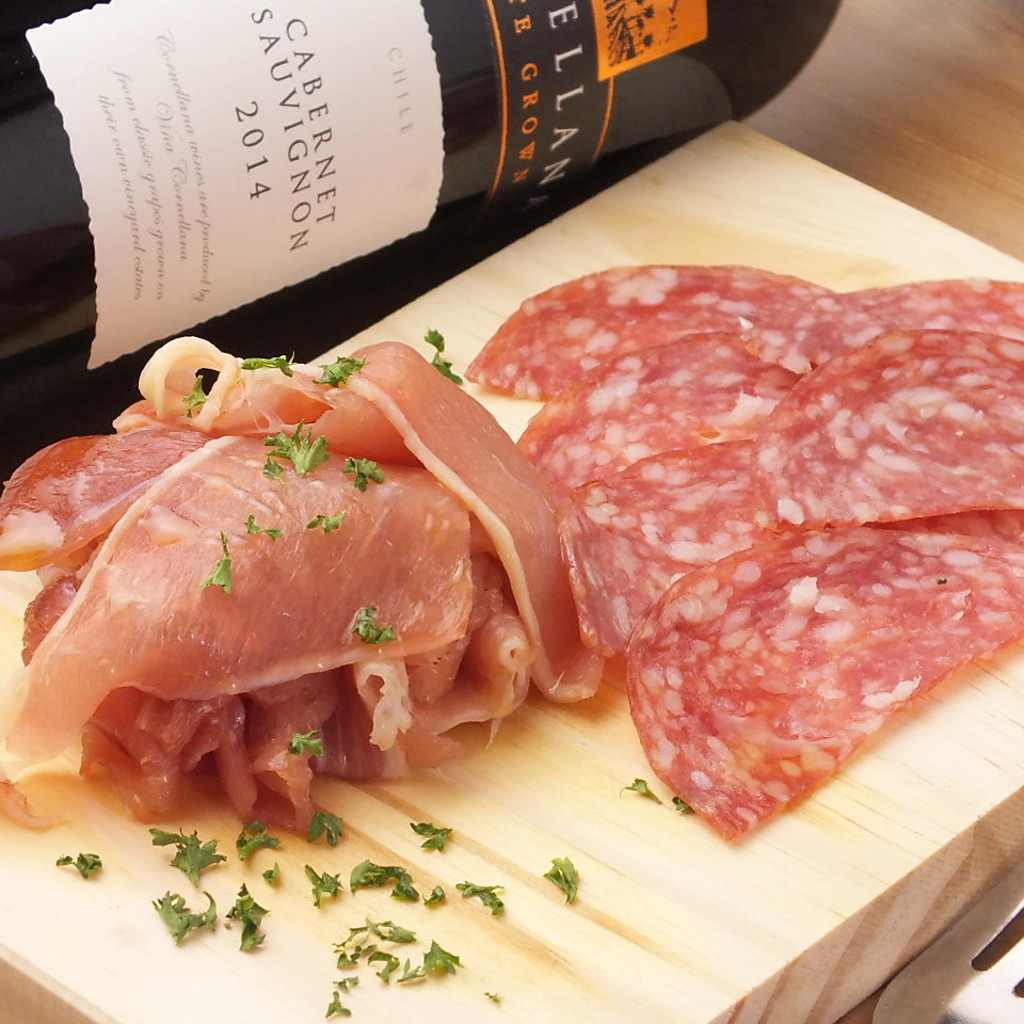 生ハム・サラミ・ワインの組み合わせは抜群！