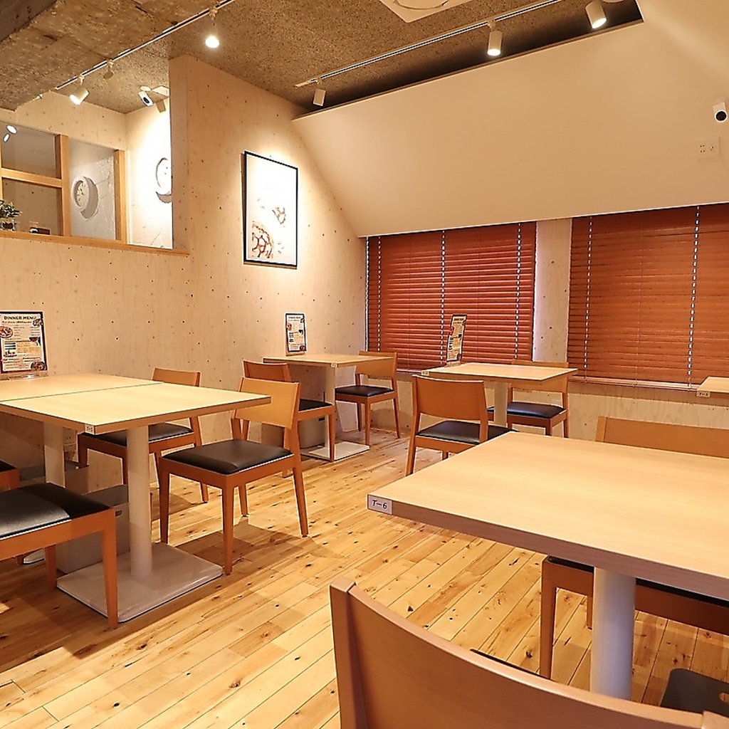 明るい清潔感ある店内でお食事を♪テーブル席とカウンターを完備し、様々なシーンでご利用頂けます。