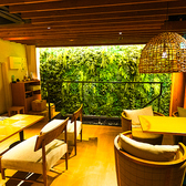 《神田駅すぐ◎多彩な逸品と楽しむ飲み放題コースが人気♪》おしゃれなカフェ風空間には、2階個室や丸テーブル席など多彩なお席をご用意。お酒も日本酒・紹興酒・マッコリ・ワインなど種類豊富◎