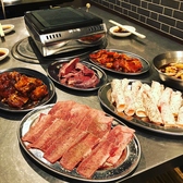 【お席で鉄板焼肉が楽しめる】お席で本格的な鉄板焼肉や、ボリュームたっぷりの鉄板鍋をお楽しみいただけます。落ち着いた雰囲気の店内でお食事をお楽しみいただけます。