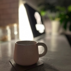 夜のムーディーな雰囲気はそのままに、お昼はゆったりとした時間が流れるカフェ空間へ。コンクリートの壁とミッドセンチュリーな家具に囲まれて、淹れるコーヒーを楽しんでください。混み合うお昼時のカフェとは一味違う、静かで贅沢な「大人の休憩時間」がここにあります。