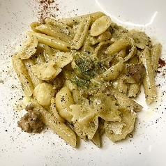 ゴロゴロ牛挽き肉とじゃが芋のジェノベーゼ　ショートパスタ