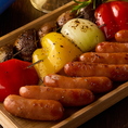 肉バルならではの本格BBQや豪快な肉料理の数々！