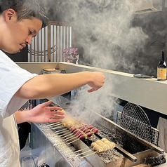 中央の焼き台から職人の手による焼き鳥の調理過程を間近で楽しむことができるカウンター席。