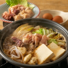 ふんわり鶏肉×とろ〜り卵の相性は抜群！鳥の旨みがしみ込んだ鳥たん特製鳥すきやきをどうぞ！の写真