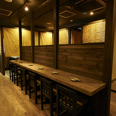 カウンターは12席をご用。仕切りを外せばテーブル席にもなります。