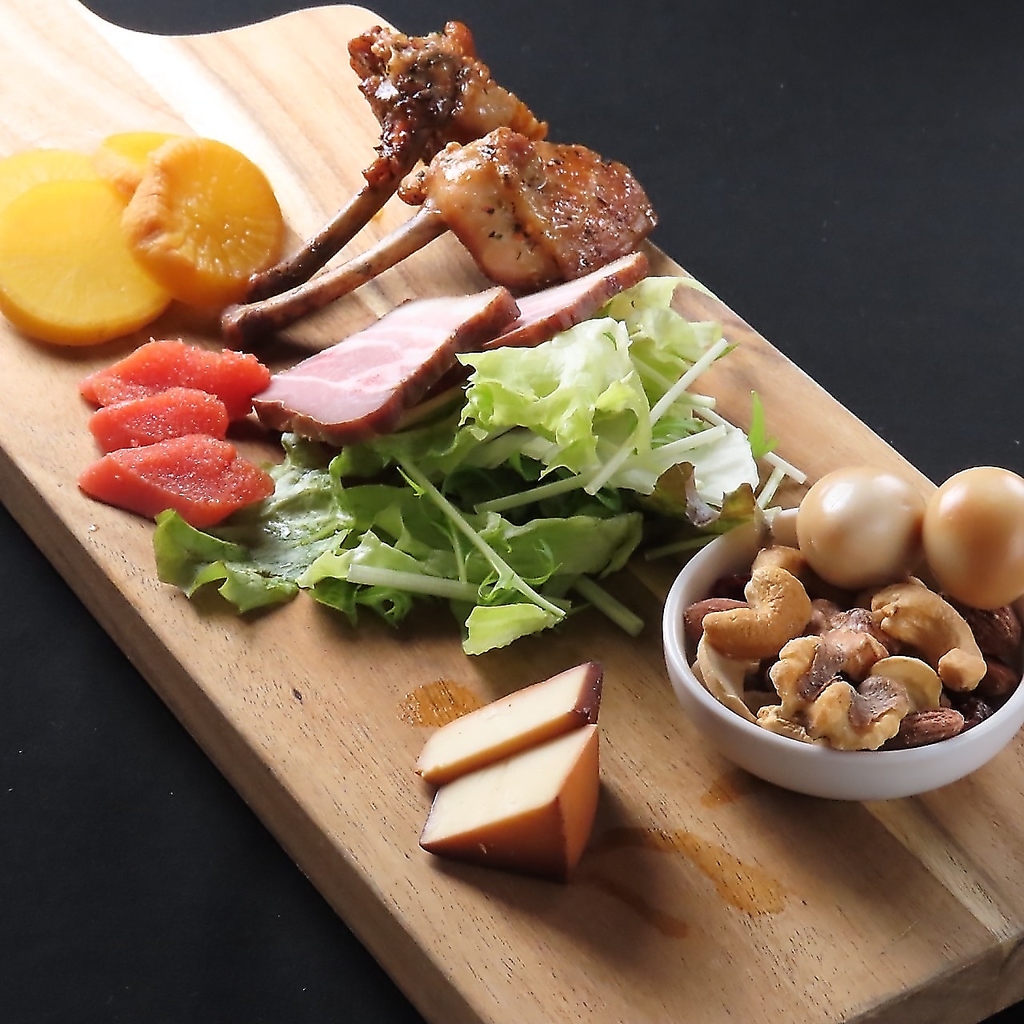 燻製盛り合わせ。食材ごとにチップや時間を変えて燻製しています。時間をかけて作っています。