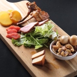 燻製盛り合わせ。食材ごとにチップや時間を変えて燻製しています。時間をかけて作っています。