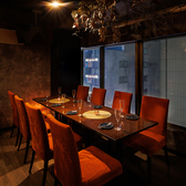 【都会の灯りも、ディナーのスパイスに】きらめく夜景が、グラスの中に映る。窓越しの景色すら、料理の一部になる。そんな夜をここ天神で。