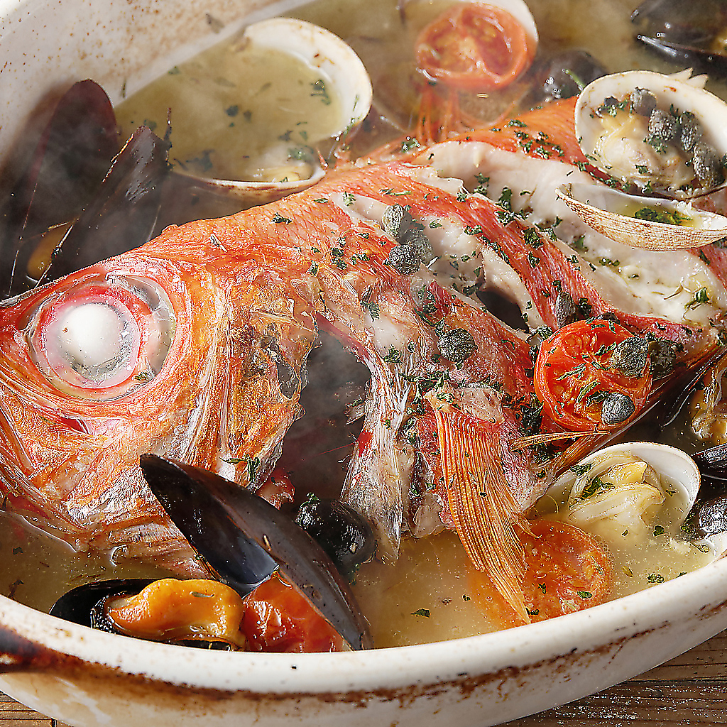 鮮魚を丸ごと一匹使ったアクアパッツァは、魚介の旨みが広がる本格イタリアンメニューです。