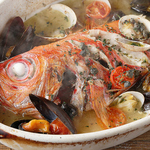 鮮魚を丸ごと一匹使ったアクアパッツァは、魚介の旨みが広がる本格イタリアンメニューです。