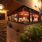 当店は、どなたでも快適にご利用いただけるよう、入り口から店内までほぼバリアフリー設計を採用しております。年配の方や車いすを利用される方にも配慮した造りが魅力です。安心してご来店いただける環境を整えていますので、どなたでも気軽にお越しください。心温まるひとときをお過ごしいただけます。