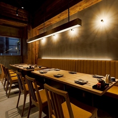 ご家族や親しい友人との集まりはもちろん、お祝い事にもおすすめ。木のぬくもりに包まれた特別な空間で、心に残るひとときをお過ごしください。【大阪/大阪駅/なんば/難波/心斎橋/昼飲み/焼き鳥/串/肉/釜めし/居酒屋/ランチ/女子会/飲み放題/誕生日/記念日/個室/鍋/接待/忘年会/新年会/宴会】