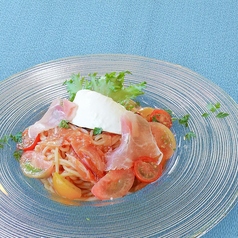 生ハムとフルーツトマトの冷製パスタ<クリームチーズムース乗せ>