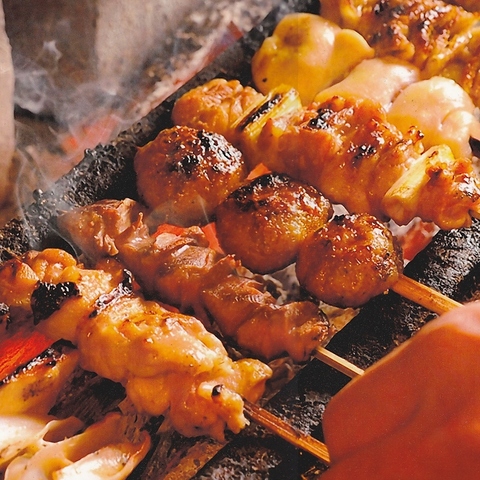 備長炭炭火で焼き上げる串焼。タタキや刺身など鶏料理を味わいたい方におすすめ。