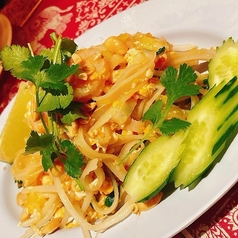 定番の　♪パッタイ♪　（タイ風焼きそば）