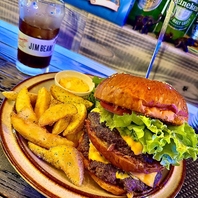 こだわりのバーガーはランチもディナーもおすすめ！