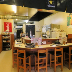 【カウンター席】全8席のカウンターは、お一人様でも気軽に立ち寄れる居心地の良い空間。お仕事帰りの一杯や、サクッとご飯を食べたい日にもぴったりです。ダクト設備が整っているため煙も少なく、女性の方やスーツ姿の方でも安心してご利用いただけます。もちろん、おひとり様も大歓迎です！！