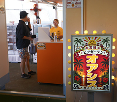 お子様連れ大歓迎!家族みんなで夏の風を感じながらワイワイ美味しく乾杯♪ご家族にぴったりの使いやすいテーブル席です!ご親戚やママ友ファミリーとテーブルを繋げて大人数で楽しむことも可能。開放的な空間で家族みんなの夏の笑顔が広がる特別なひとときをお届けします★