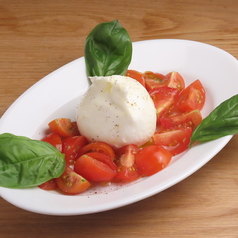 【人気サラダ】ブッラータチーズのカプレーゼの写真