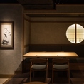 落ち着いた灯りと木の温もりに包まれる洗練された空間。