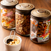 テーブルのナッツ、スナックが食べ放題♪