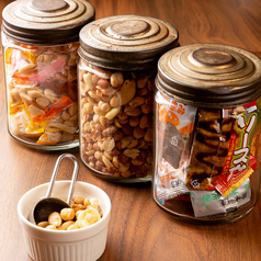 テーブルのナッツ、スナックが食べ放題♪の写真