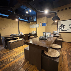 壁には有名人のサインも多数ございます