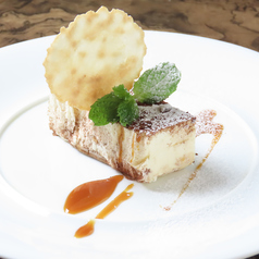 〆にはデザートも◎　濃厚ティラミスアイスケーキの写真