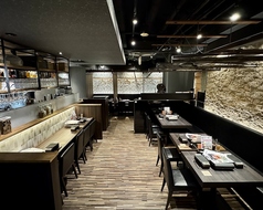 テーブル席です。テーブルを連結出来ます♪飛沫感染防止の為に席の間に仕切りを設けて、半個室状態にしております♪テーブルを連結出来ます♪