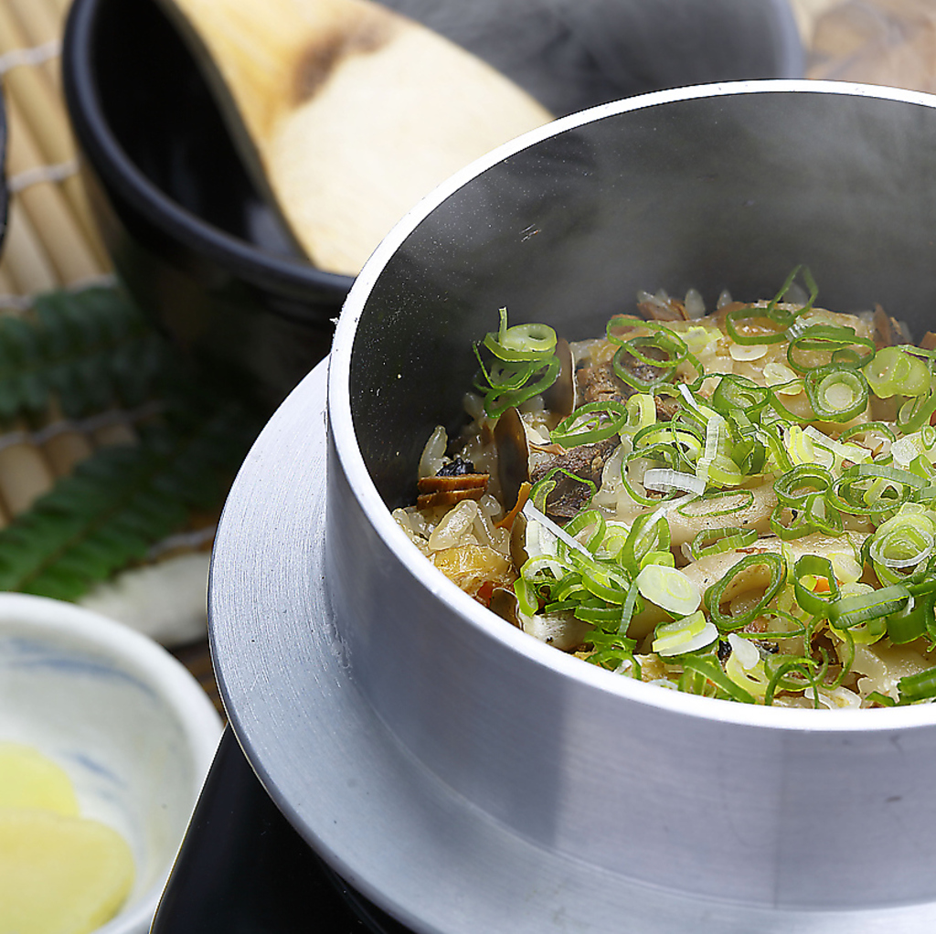 当社明神ファームの明神米を使った鰹釜めしです。２杯目はお茶漬けにしてサラッとお召し上がり下さい