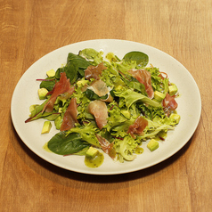 北丘珠産野菜とアボカド・ハモンセラーノのサラダ