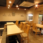 木の温かみを感じるアットホームな店内。人数に合わせレイアウト変更も可能◎仕事帰りのサク飲みに★