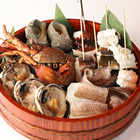 海が見えるウッドデッキテーブル席で新鮮な魚介類を使用した活け造りや寿司・BBQを♪