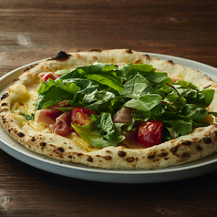 生ハムとルッコラのトリュフオイルのサラダピッツァ