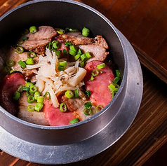 贅沢食材を炊き上げるこだわりの釜飯