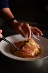 盛り付けにもこだわった料理の数々♪※画像は「生ハムとキャベツのぺペロンチーノ」