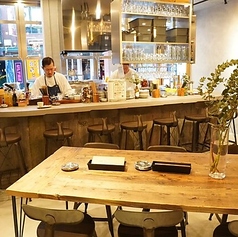 ゆったりとしたテーブル席をご用意しております。